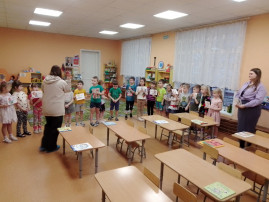 Увлекательное космическое путешествие с сотрудниками Областной детской библиотеки Увлекательное космическое путешествие с сотрудниками Областной детской библиотеки.